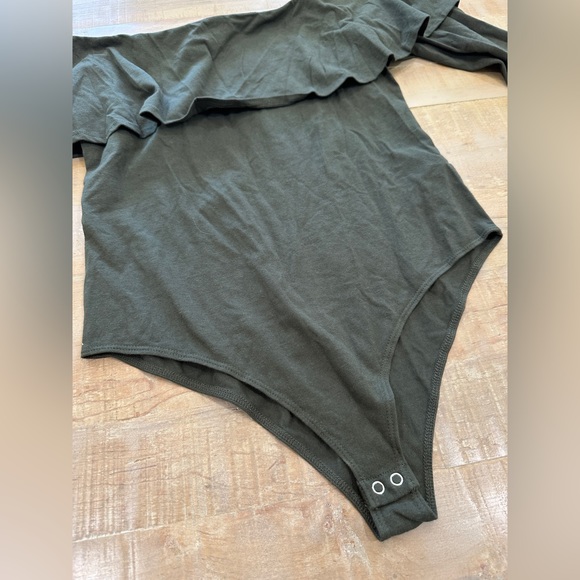 Forever 21 Contemporary off the shoulder ruffle bodysuit women’s - Picture 2 of 10